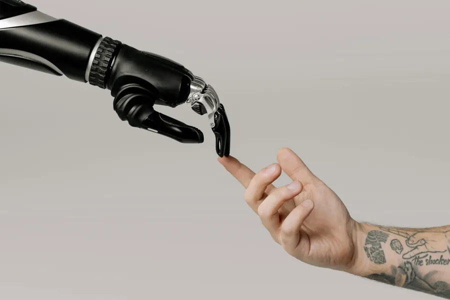 beeindruckende Vorteile durch leistungsstarke generative KI Roboter Hand berührt Menschen Hand