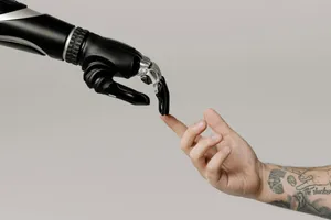 beeindruckende Vorteile durch leistungsstarke generative KI Roboter Hand berührt Menschen Hand